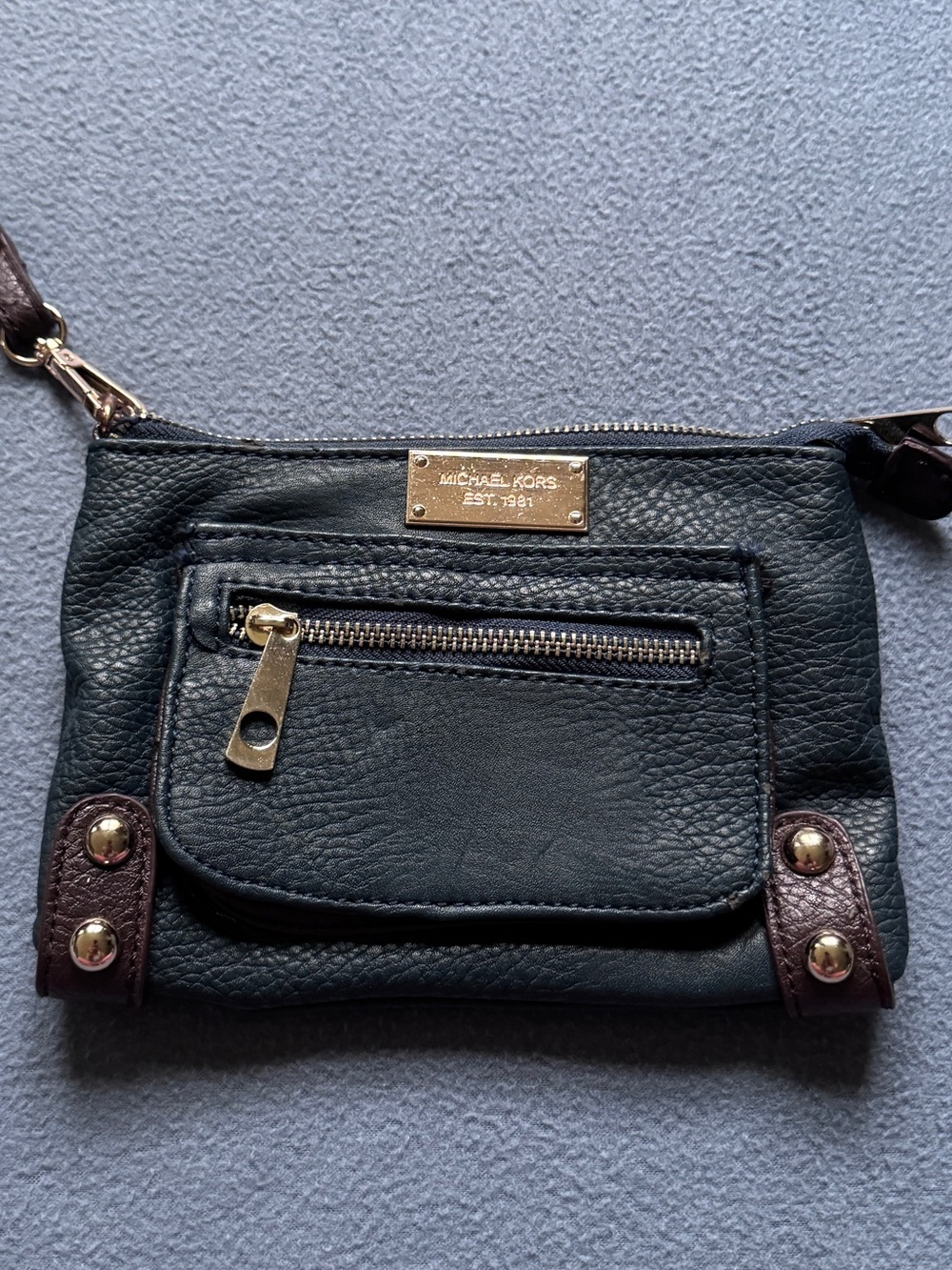 New Michael Kors Navy Pebbled Leather Wristlet with Gold Plaque - Picture 1 of 9
